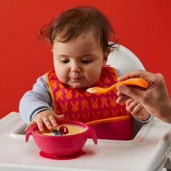 B.box Silikonowa miseczka z przyssawką i łyżeczką dla niemowlaka i dziecka, Strawberry Shake, 6 m+, 1 zestaw